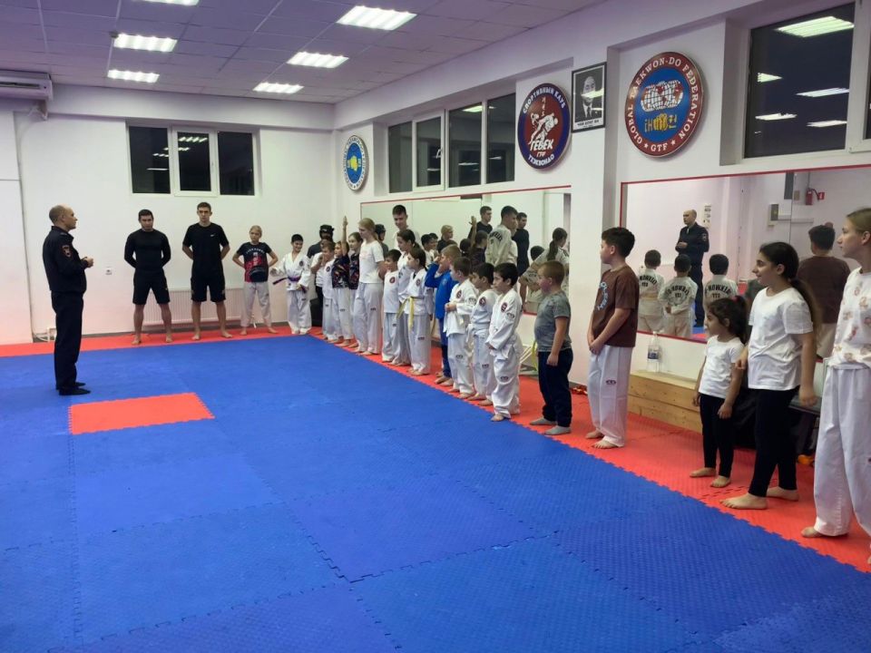 Сотрудники Госавтоинспекции г.Армавира организовали для воспитанников клуба тхэквондо профилактическую акцию «Спорт за безопасность!»