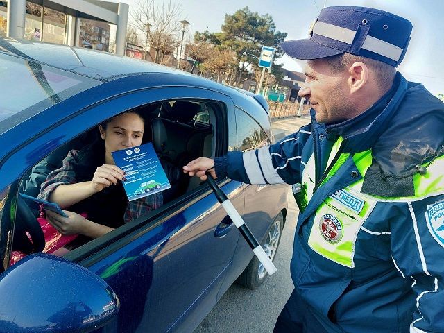 Автоинспекторы Кубани призывают водителей проявлять культуру поведения на дороге