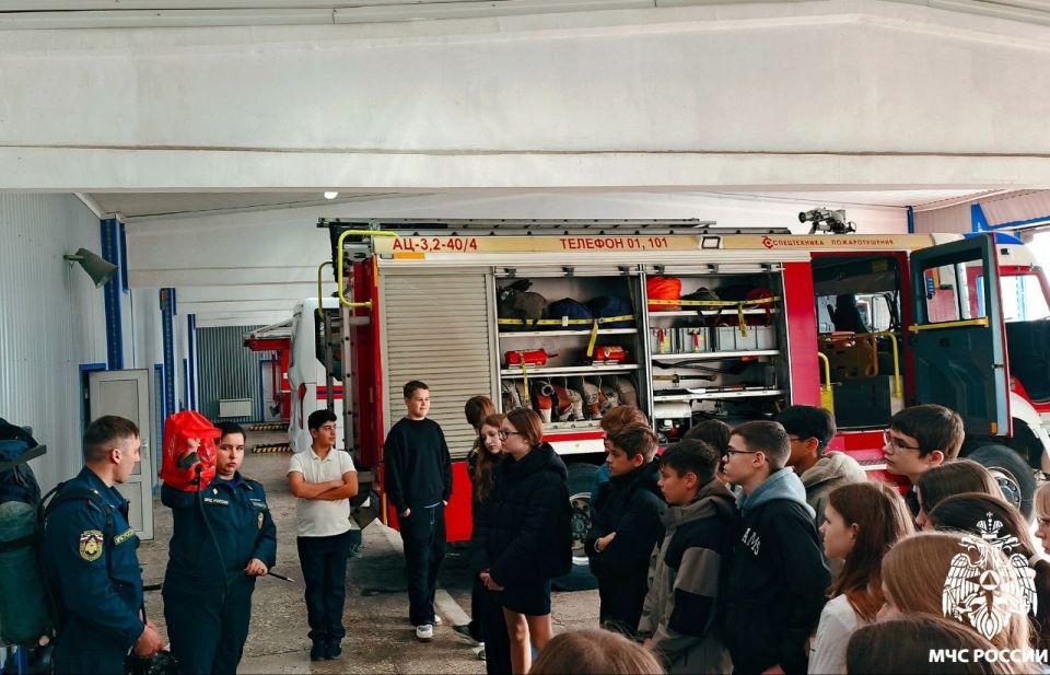 Сотрудники краевой пожарно-технической выставки проводят профориентационные занятия для краснодарских шкoльников