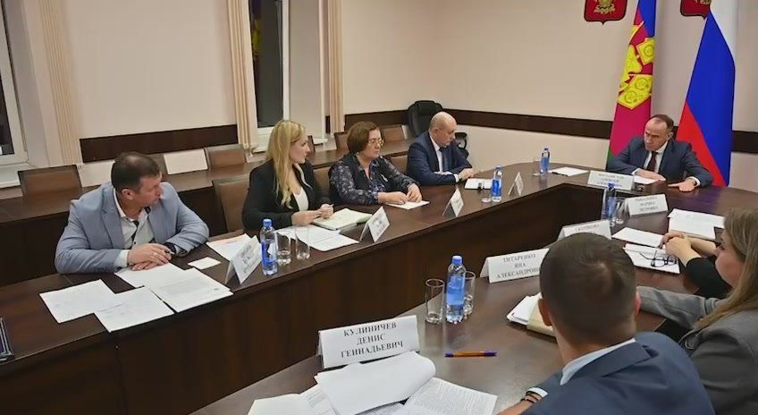 Алексей Богодистов: Сегодня на рабочем совещании подробно обсудили, какая помощь придёт к жителям, чьи дома в Кабардинке пострадали изза падения обломков беспилотника