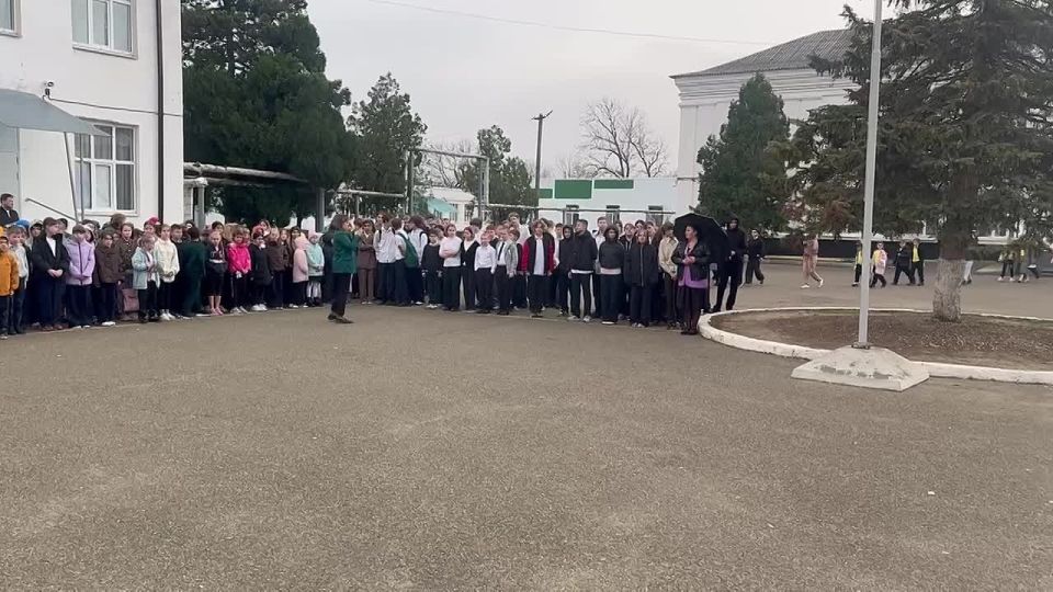 Руководство Госавтоинспекции Абинского района провело для учащихся МБОУ СОШ №1 занятие по дорожной грамотности