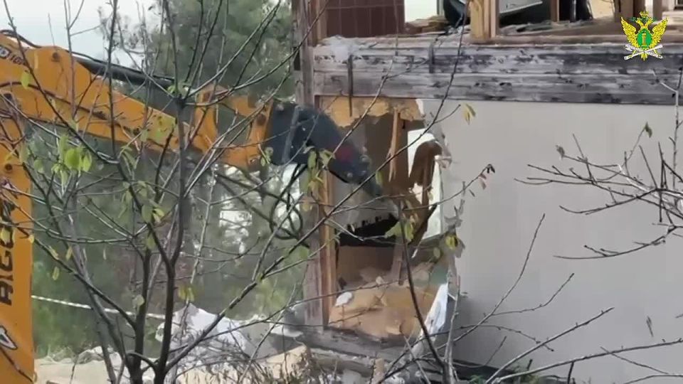 В Геленджике демонтируют жилой комплекс на берегу моря