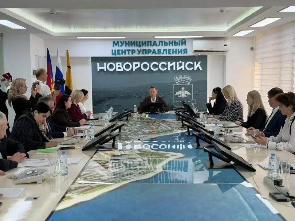 Андрей Кравченко во время проведения «Горячей линии» ответил на 69 звонков от жителей Новороссийска