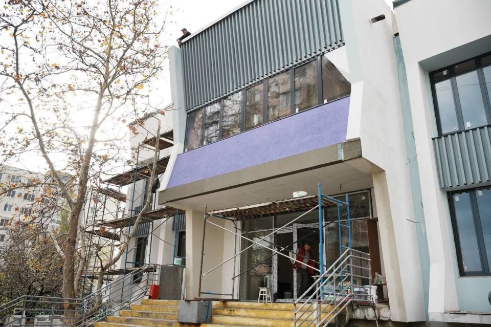 Глава города-героя Новороссийска проверил, как продвигается капитальный ремонт Молодежного центра