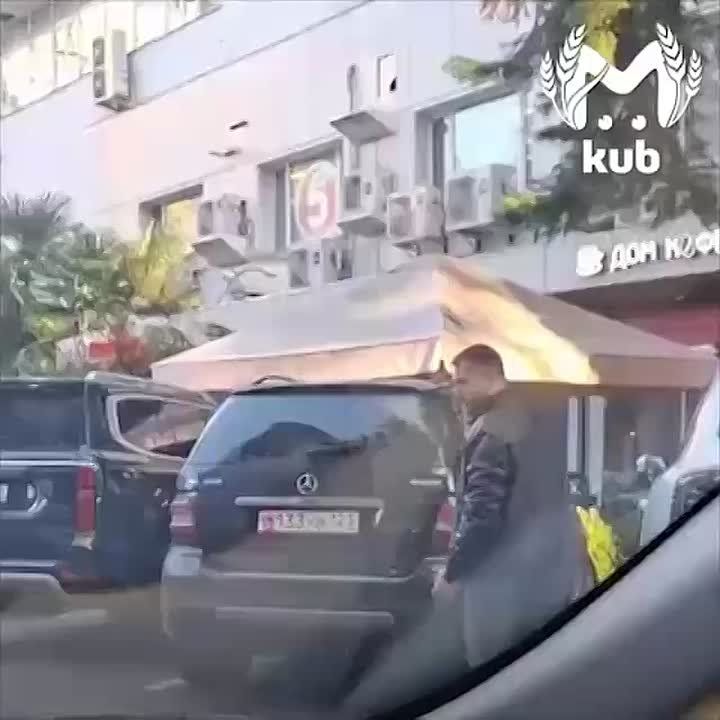 Милые сочинцы заботятся о своих согражданах — отдирают грязь и листочки с номеров на машинах