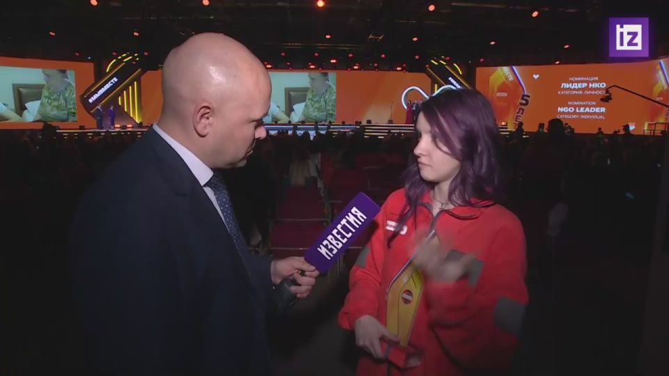 Победительница в номинации "Волонтер года — 2025" Анна Плужникова поделилась эмоциями после получения премии в разговоре с корреспондентом "Известий" Алексеем Полтораниным