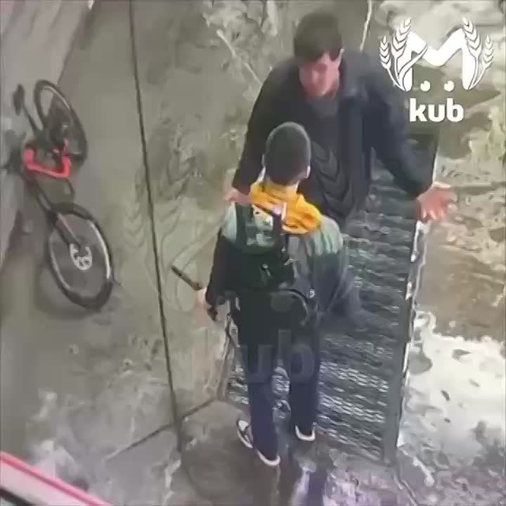 Краснодарец избил пенсионера-автомойщика за просьбу переставить велосипед