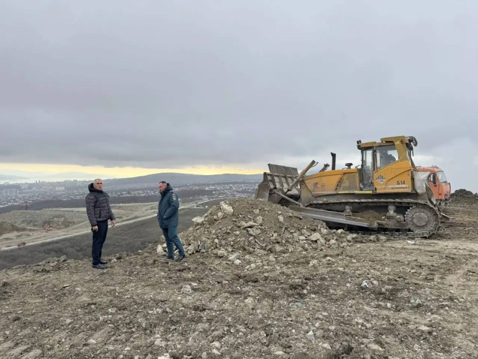 Пожар на мусорном полигоне в Новороссийске продолжают тушить