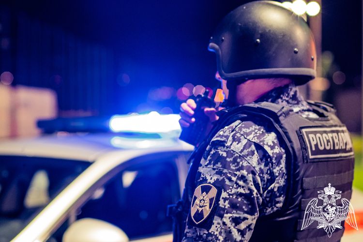 В Краснодаре сотрудники Росгвардии задержали нетрезвого мужчину, разбившего алкоголь в супермаркете