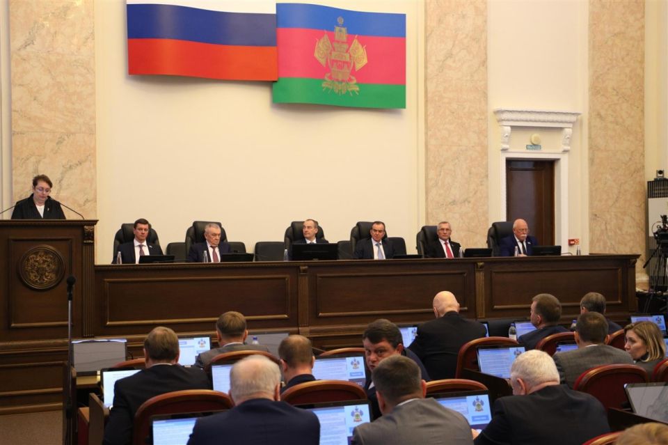 В краевом законодательстве закрепили увеличение со следующего года дополнительных выплат педагогам