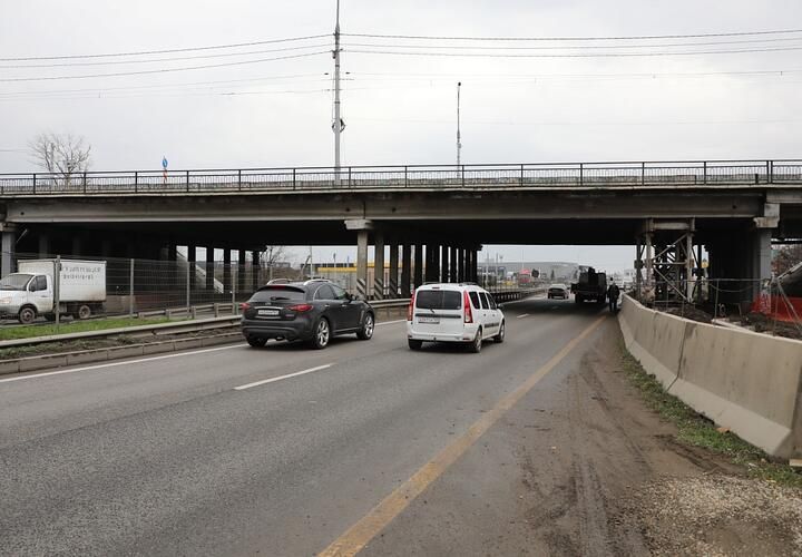 Дорога в аэропорт.... Власти Краснодара снова прокомментировали ситуацию с предстоящим ремонтом моста на улице Фадеева, который закроется для движения с 6 по 20 декабря, сообщила "Живая Кубань"