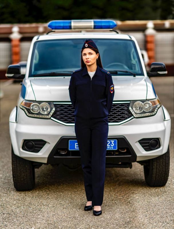 Уважаемые подписчики!. С окончанием рабочей недели вас поздравляет специалист отделения по связям со СМИ УВД по г. Сочи Ульяна Коробова