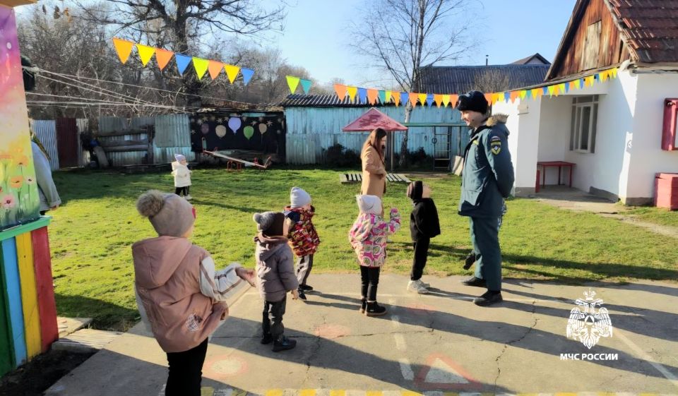 Сотрудники чрезвычайного ведомства проводят занятия в детских садах на Кубани