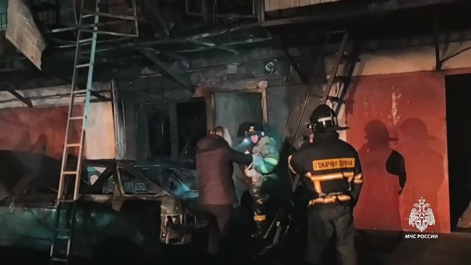 Один вызов — два подвига. Пожарные Туапсе потушили огонь и спасли пушистую жизнь