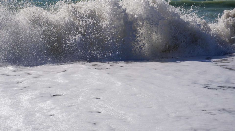 Атакованный и горевший танкер Kairos сел на мель у берегов Болгарии