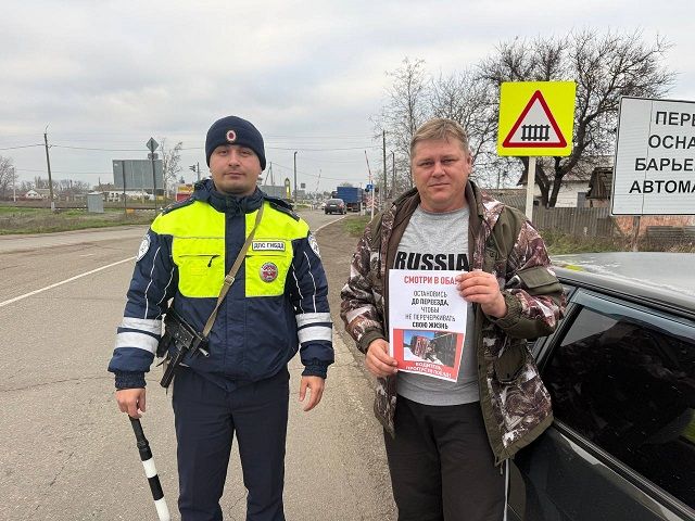 Автоинспекторы Кубани напоминают водителям правила проезда железнодорожных переездов