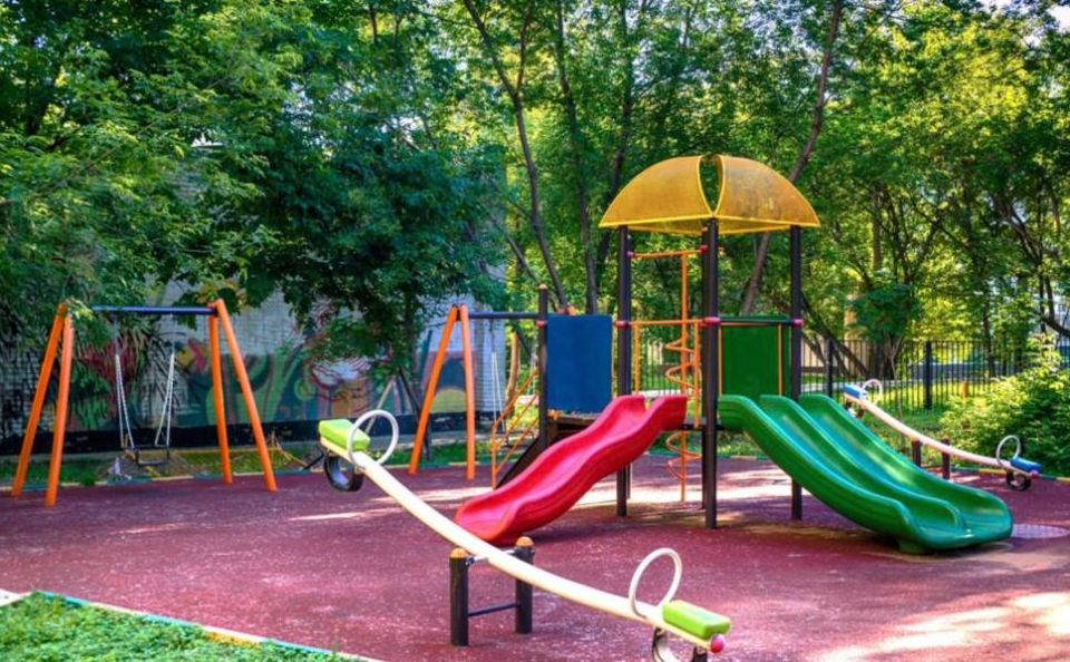 Галина Дзюба помогла жителям Краснодара добиться ремонта травмоопасной детской площадки