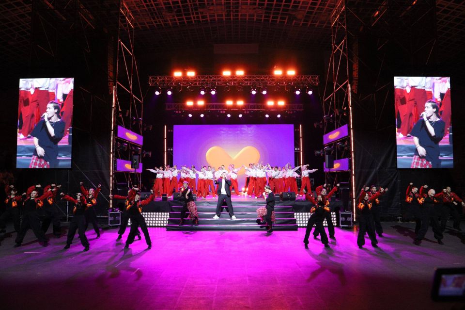 Глава региона Вениамин Кондратьев и председатель ЗСК Юрий Бурлачко наградили участников торжественного мероприятия, приуроченного ко Дню добровольца (волонтера)