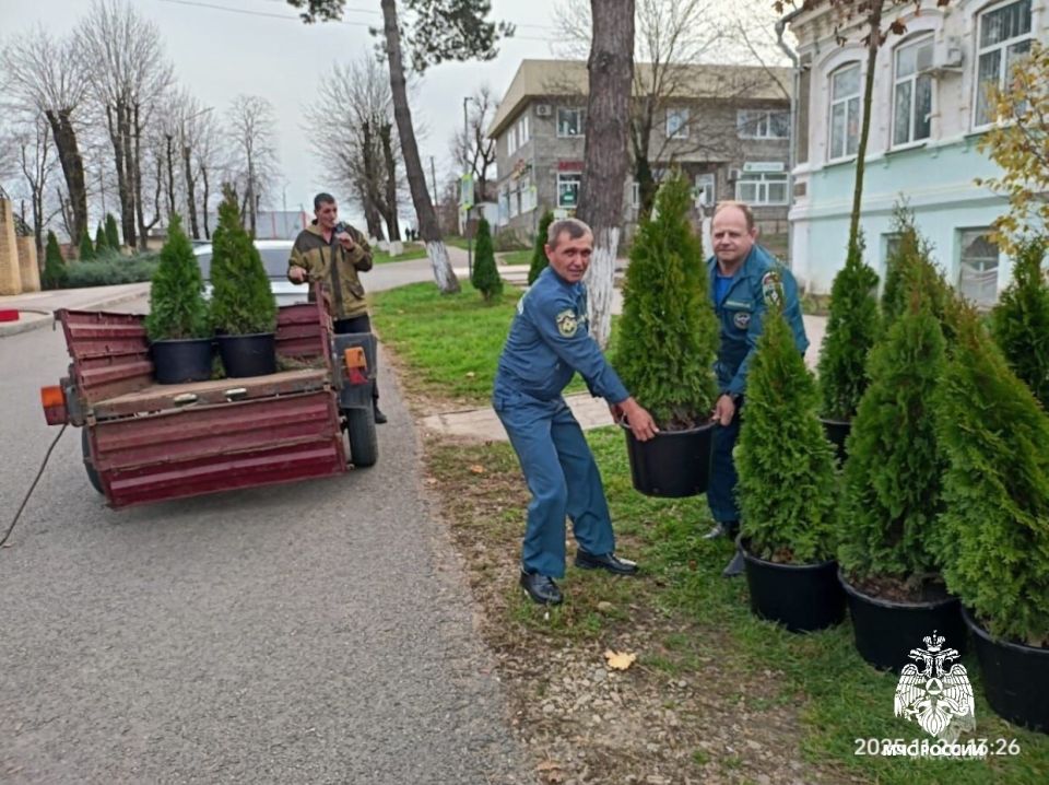 Сотрудники чрезвычайного ведомства приняли участие в благоустройстве Мостовского района
