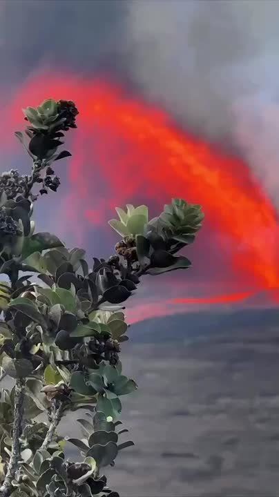 Три фонтана лавы из трех кратеров выпустил вулкан Килауэа на Гавайях