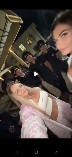 В ходе мониторинга сети Интернет выявлено видео, на котором мужчины в форменном обмундировании сотрудников органов внутренних дел запечатлены позирующими на камеру с двумя девушками