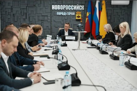 Андрей Кравченко на очередном планерном совещании потребовал от служб более ответственно подходить к предоставлению ответов на запросы новороссийцев