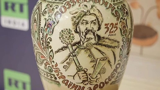 Вазу с надписью о воссоединении России и Украины подарила Маргарита Симоньян Владимиру Путину