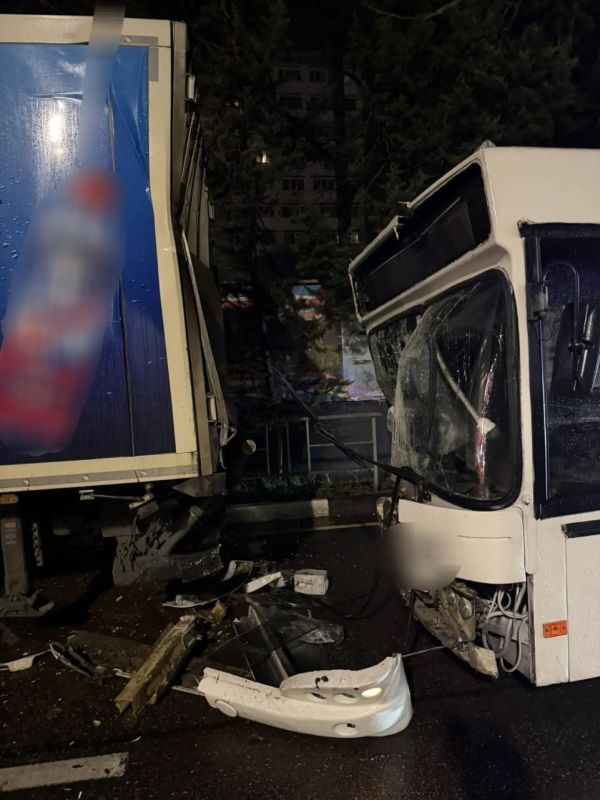 ДТП с автобусом и фурой произошло в Сочи