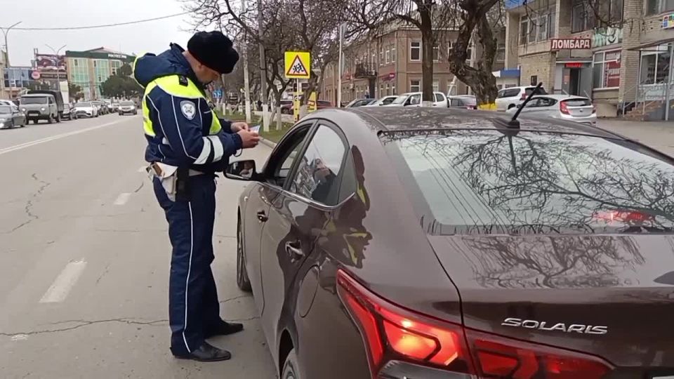 В Крымском районе Госавтоинспекторы проводят профилактическую работу с участниками дорожного движения
