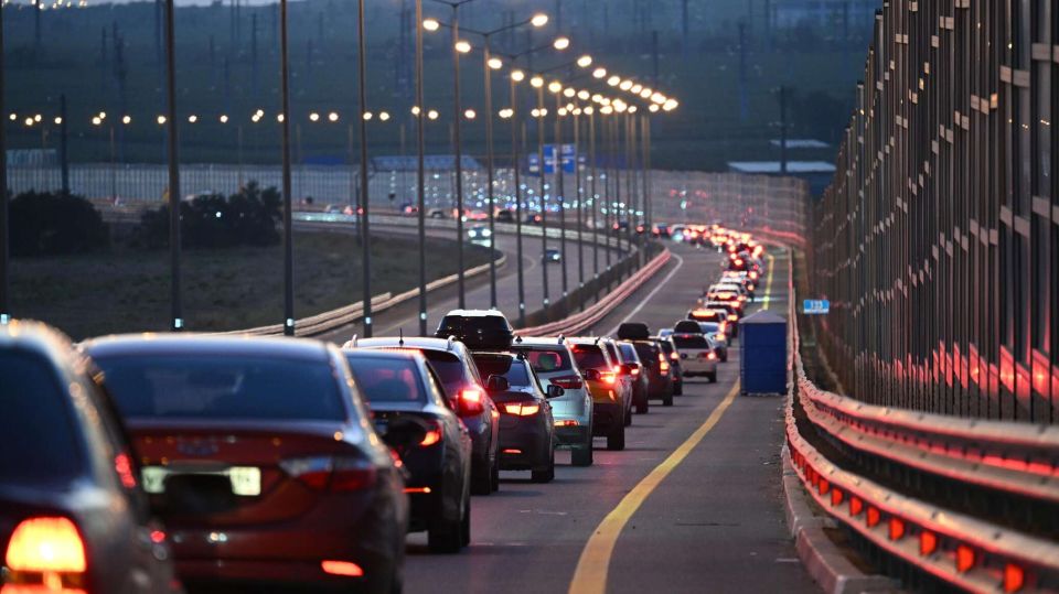 Крымский мост: очередь при въезде на полуостров выросла почти в два раза