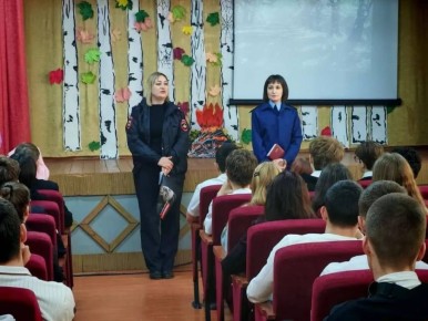 Прокуратурой Павловского района с учащимися старших классов МБОУ СОШ № 10 ст. Павловской проведена профилактическая беседа о вреде употребления наркотических и психотропных веществ