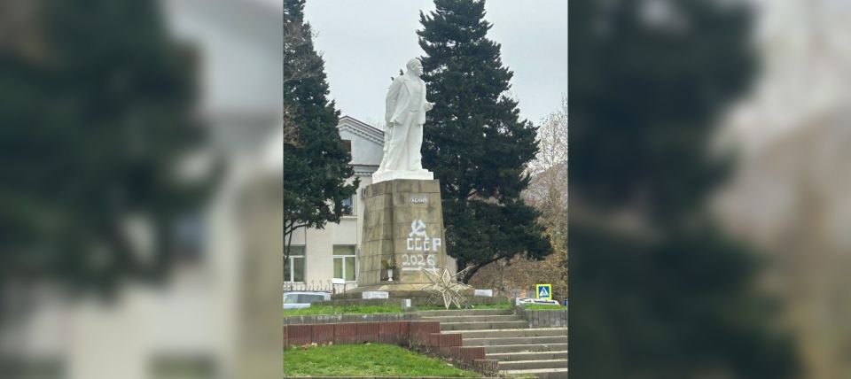 Крымский "Бэнкси" разрисовал памятник Ленину в Туапсе