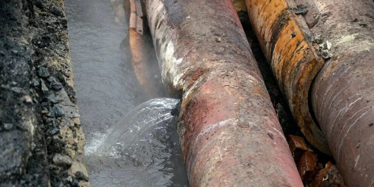 Из-за прорыва временно остановлена подача горячей воды и тепла в мкр