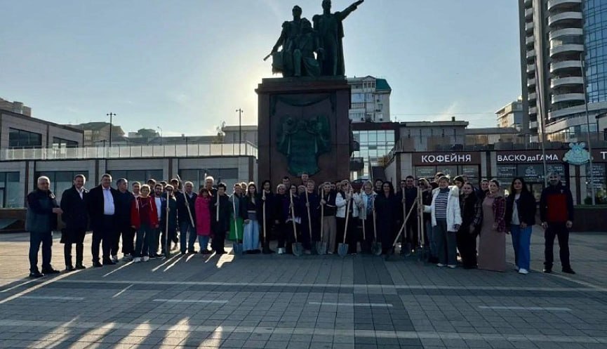 Зеленый каркас города расширяется: 20 молодых лип высажены на набережной Новороссийска