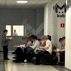 В новороссийских школах дети пережидают угрозу атаки БПЛА в коридорах, не отрываясь от учёбы