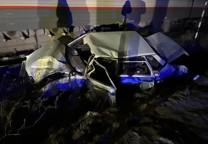 Пассажирский поезд, следовавший из Адлера, протаранил автомобиль