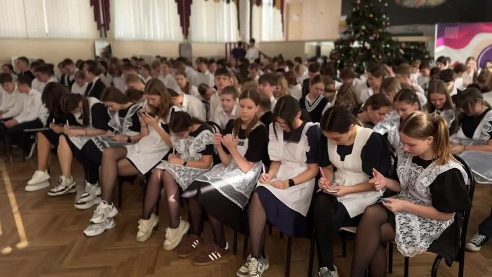 Сотрудники Управления Госавтоинспекции по Краснодарскому краю совместно с представителями духовенства проводят социально-психологические тренинги «Краш-курс» для учащихся старшей школы