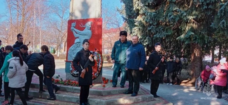 Сотрудники МЧС России почтили память Героев Отечества всех времён