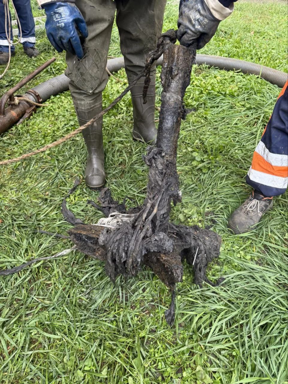 Удивительные находки в краснодарской канализации: из нее достали целый парковочный столб