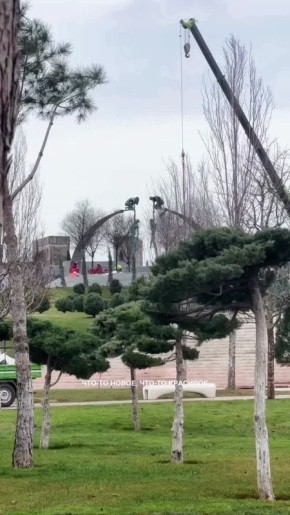 Статуи спасают друг друга: новый арт-объект устанавливают в парке «Краснодар»