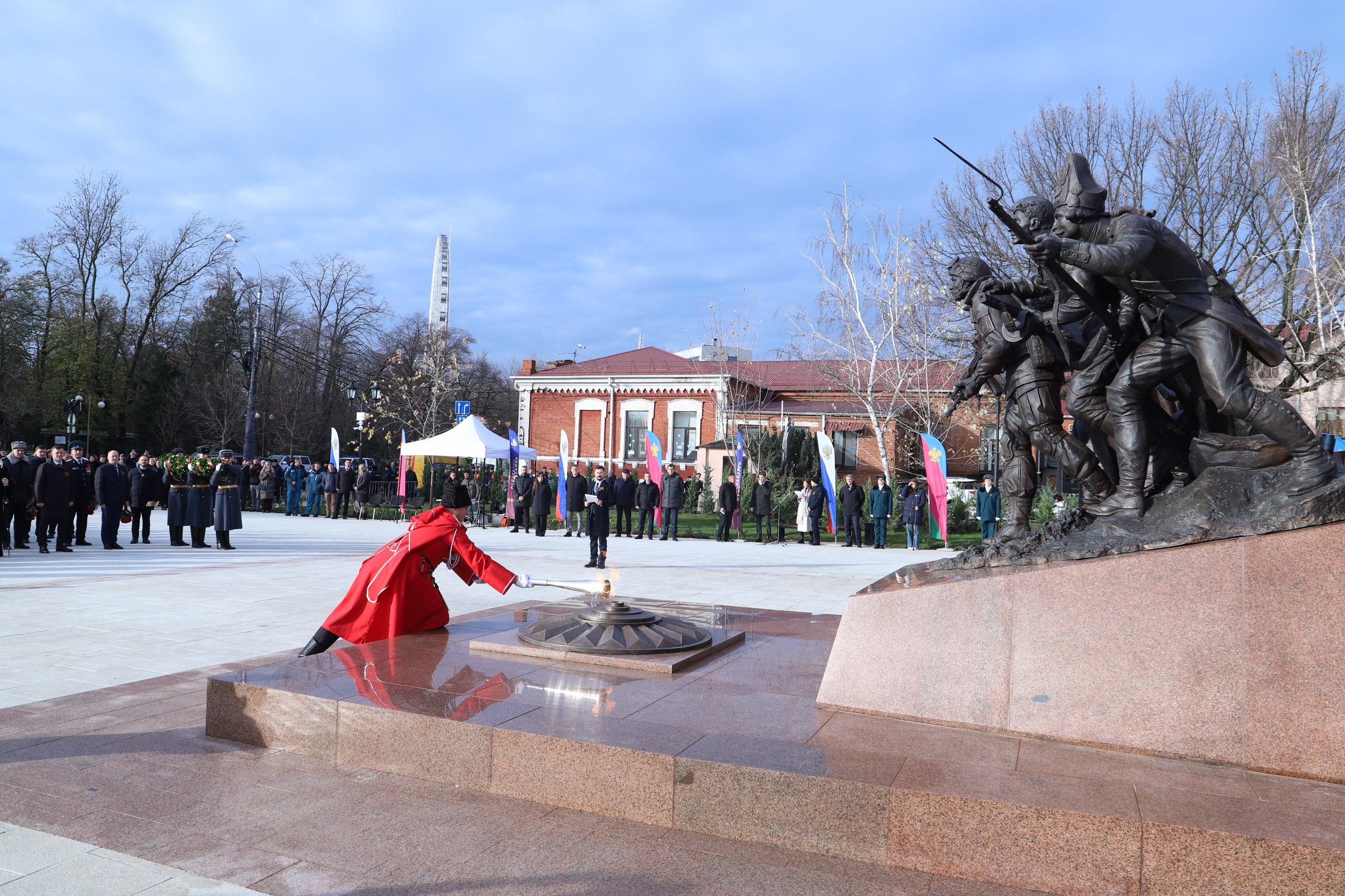 Сегодня в День Героев Отечества Губернатор края Вениамин Кондратьев и председатель ЗСК Юрий Бурлачко приняли участие в открытии мемориала «Воинам Отечества – Героям России» в новом сквере краевой столицы