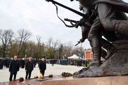 Вениамин Кондратьев принял участие в открытии монумента в сквере Героев Отечества в Краснодаре