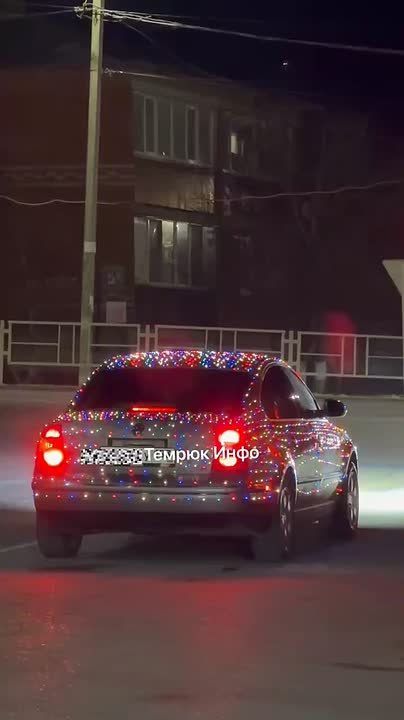 Новогоднее настроение развозит водитель по Темрюку