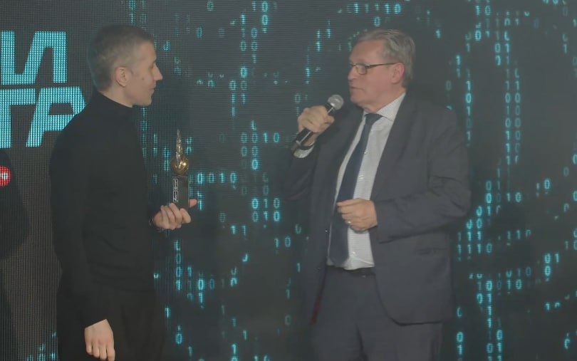 Рифат Сабитов вручил награду авторам игры "Русы против ящеров-2"