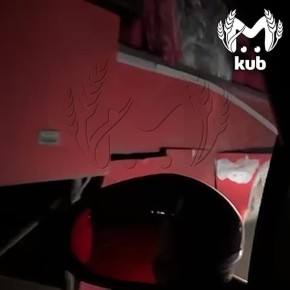 Это — поврежденный обломками БПЛА автобус, который ехал по трассе между Армавиром и Отрадной