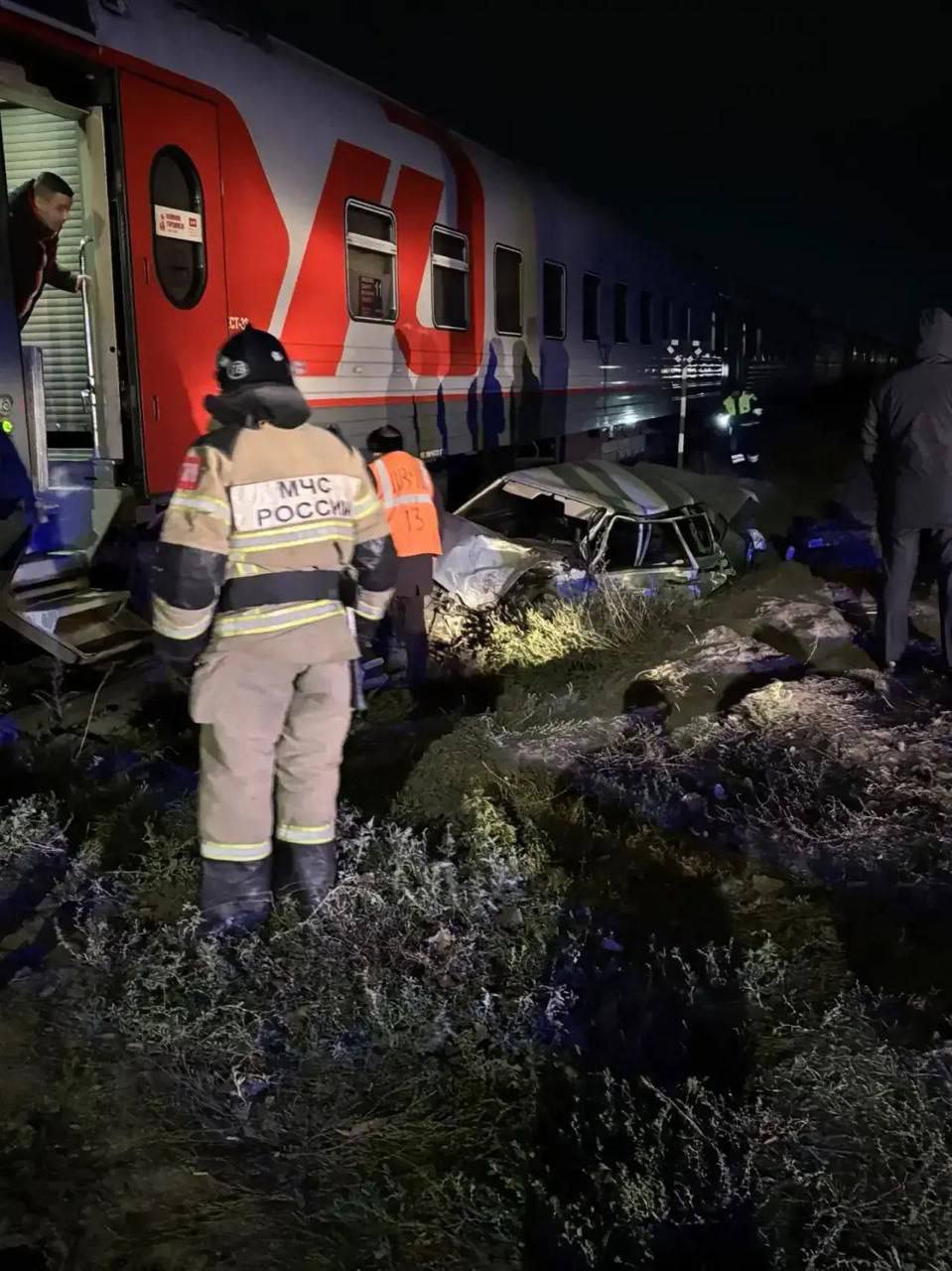 Пассажирский поезд из Адлера протаранил легковушку