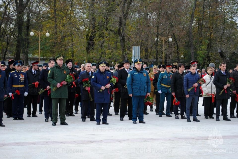Сотрудники МЧС России приняли участие в торжественной церемонии открытия памятника воинам Отечества