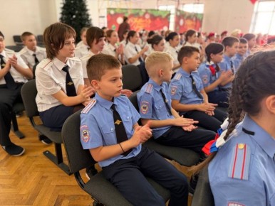 В Геленджике полицейские и общественники отметили День Героев Отечества вместе с учащимися полицейского класса