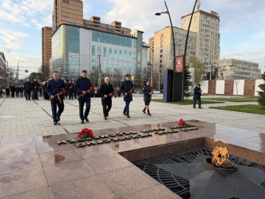 Возложения цветов, уроки мужества и торжественные линейки прошли в Краснодаре в День Героев Отечества