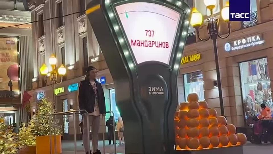 На Арбате собралась очередь за икрой из желающих узнать свой вес в мандаринах